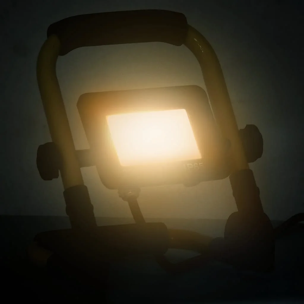 LED reflektor s rukoväťou 20 W teplé biele svetlo